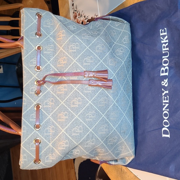 Dooney & Bourke Handbag, Pre-loved. - Picture 2 of 12